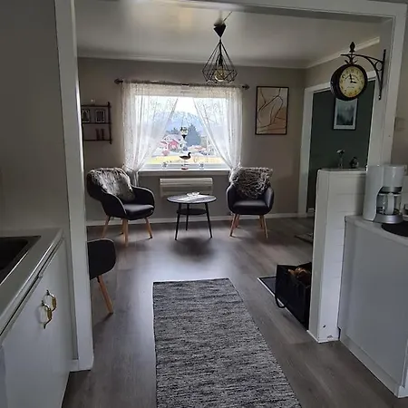 Koselig Hus Med Hage I Heroy Pa Sunnmore. * Royra