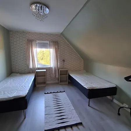 Koselig Hus Med Hage I Heroy Pa Sunnmore.