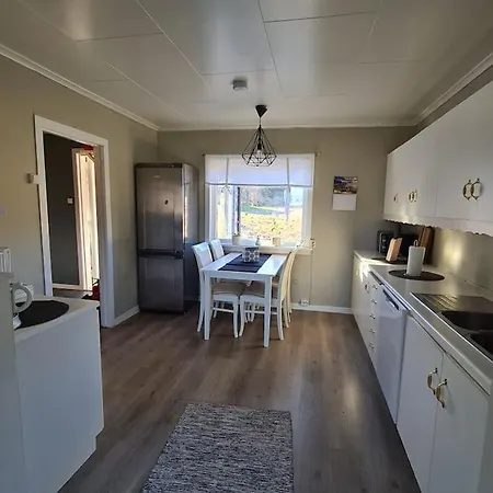 Koselig Hus Med Hage I Heroy Pa Sunnmore. Feriehus