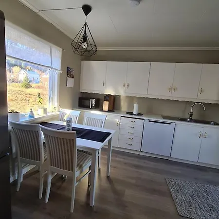 Koselig Hus Med Hage I Heroy Pa Sunnmore. Casa de Férias *