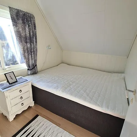 Koselig Hus Med Hage I Heroy Pa Sunnmore.