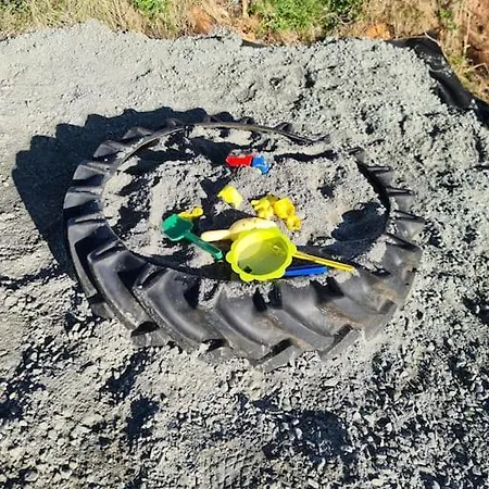 Koselig Hus Med Hage I Heroy Pa Sunnmore.