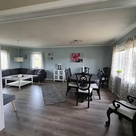 Koselig Hus Med Hage I Heroy Pa Sunnmore. Casa de Férias Royra