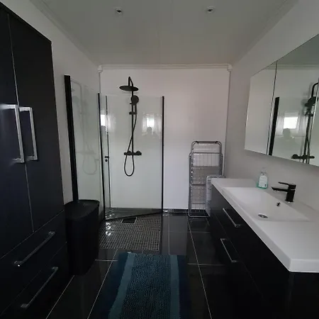 Koselig Hus Med Hage I Heroy Pa Sunnmore. Feriehus Royra