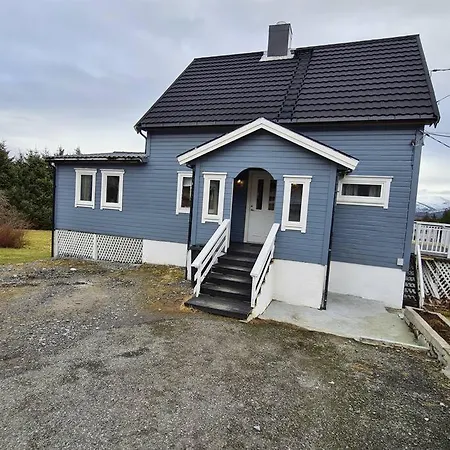 Koselig Hus Med Hage I Heroy Pa Sunnmore. * Royra