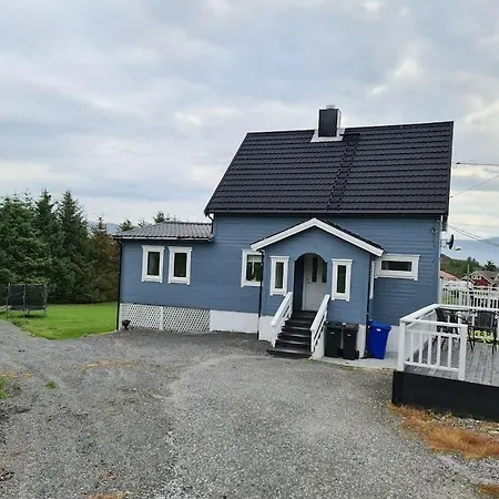 別荘 Koselig Hus Med Hage I Heroy Pa Sunnmore.