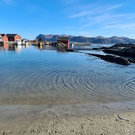 Koselig Hus Med Hage I Heroy Pa Sunnmore. Royra