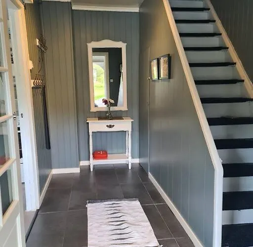 Koselig Hus Med Hage I Heroy Pa Sunnmore.