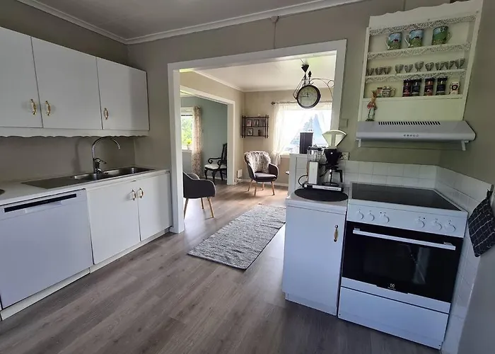 Koselig Hus Med Hage I Heroy Pa Sunnmore. *