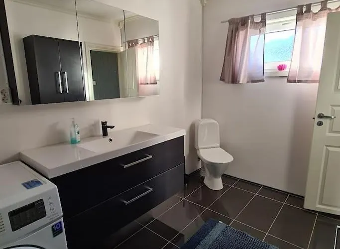 Koselig Hus Med Hage I Heroy Pa Sunnmore. Дом отдыха