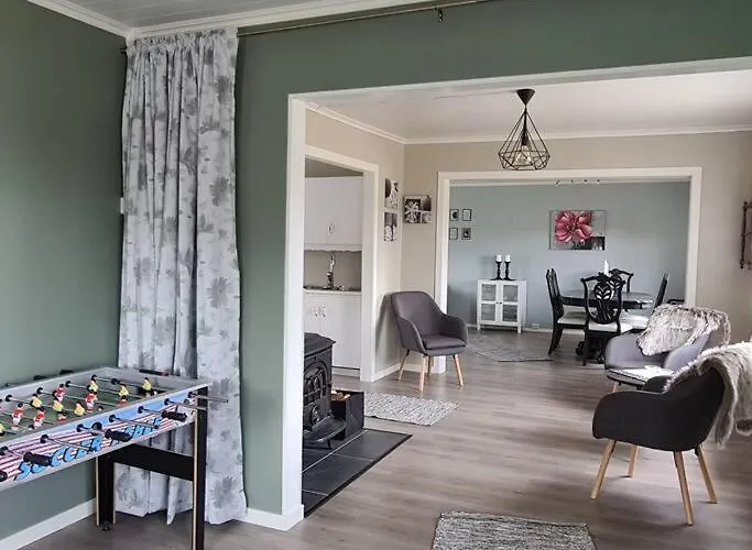 Koselig Hus Med Hage I Heroy Pa Sunnmore. *