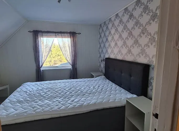 Koselig Hus Med Hage I Heroy Pa Sunnmore. Royra