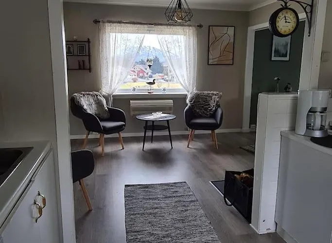 Koselig Hus Med Hage I Heroy Pa Sunnmore. * Royra