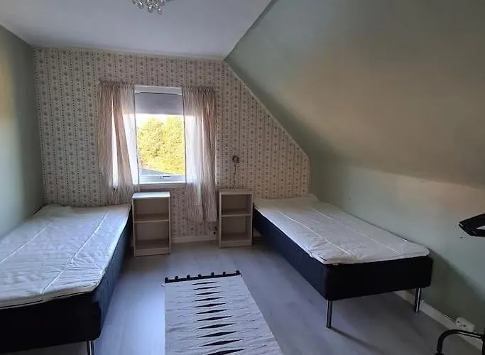 Koselig Hus Med Hage I Heroy Pa Sunnmore.