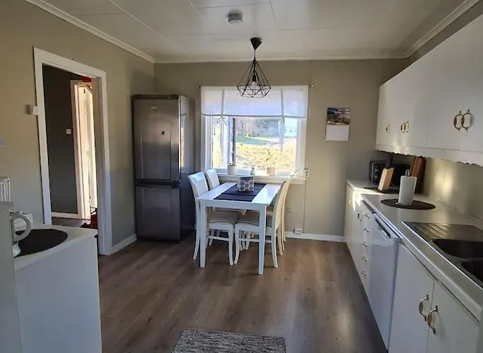 Koselig Hus Med Hage I Heroy Pa Sunnmore. Дом отдыха