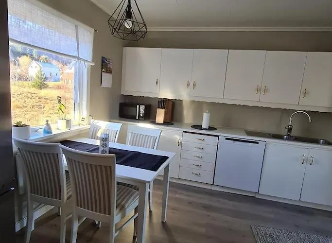 Koselig Hus Med Hage I Heroy Pa Sunnmore. Дом отдыха *