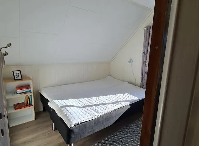 Koselig Hus Med Hage I Heroy Pa Sunnmore. *