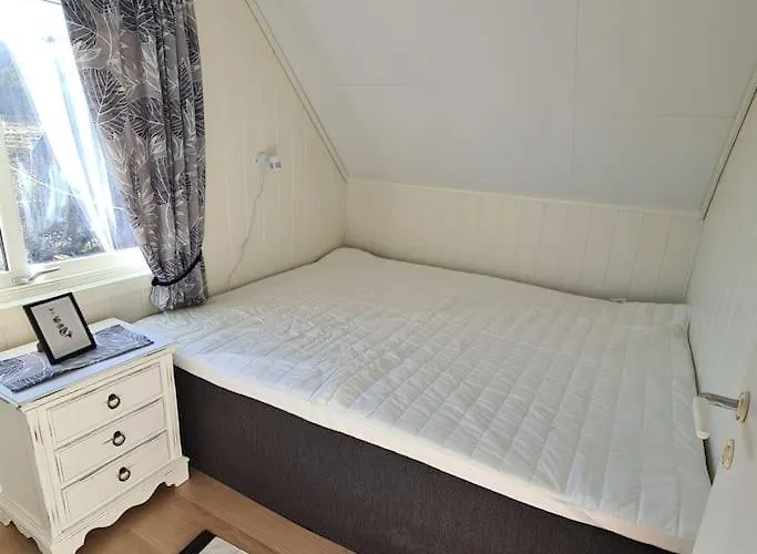 Koselig Hus Med Hage I Heroy Pa Sunnmore.