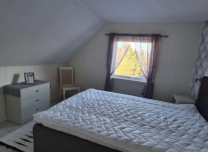 Дом отдыха Koselig Hus Med Hage I Heroy Pa Sunnmore. Royra