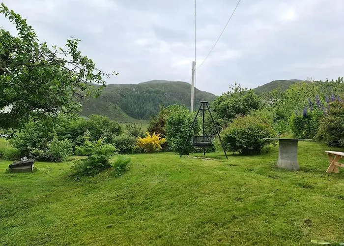 Koselig Hus Med Hage I Heroy Pa Sunnmore. *