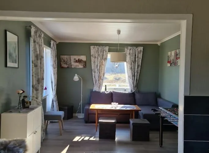 Koselig Hus Med Hage I Heroy Pa Sunnmore. *