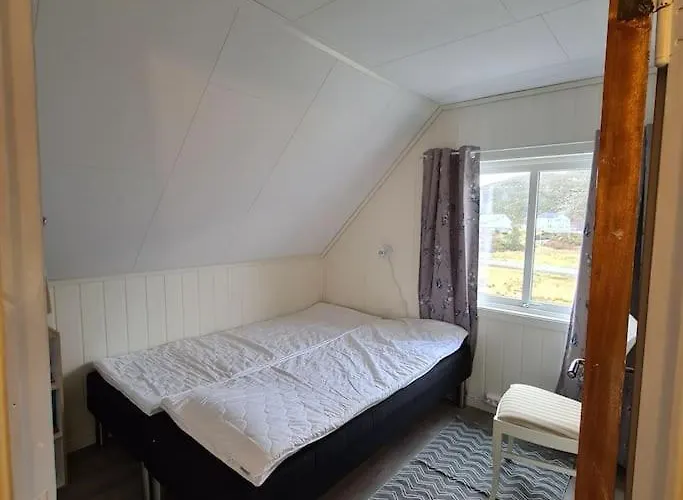 Koselig Hus Med Hage I Heroy Pa Sunnmore. Дом отдыха