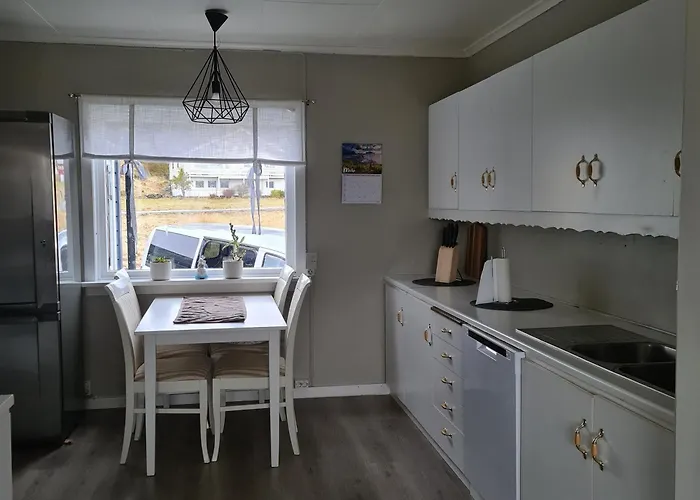 Koselig Hus Med Hage I Heroy Pa Sunnmore. Дом отдыха