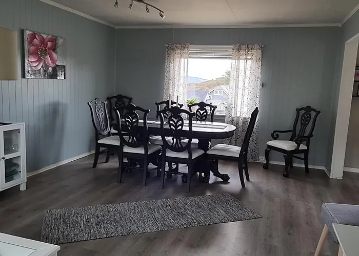 Дом отдыха Koselig Hus Med Hage I Heroy Pa Sunnmore.