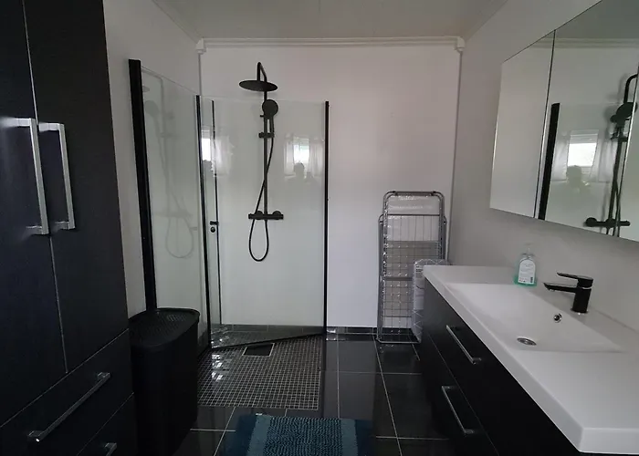 Koselig Hus Med Hage I Heroy Pa Sunnmore. Дом отдыха Royra