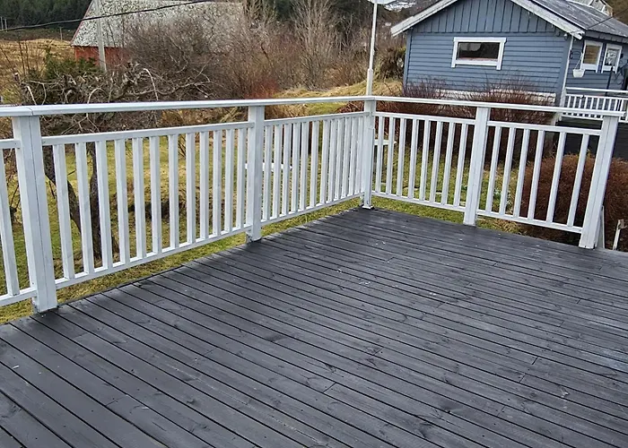 Koselig Hus Med Hage I Heroy Pa Sunnmore. *