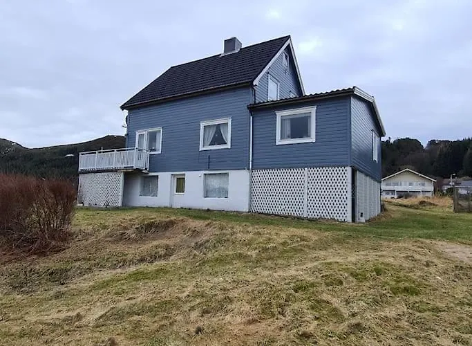 Koselig Hus Med Hage I Heroy Pa Sunnmore. Дом отдыха *