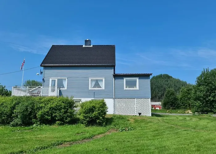 Koselig Hus Med Hage I Heroy Pa Sunnmore. Royra