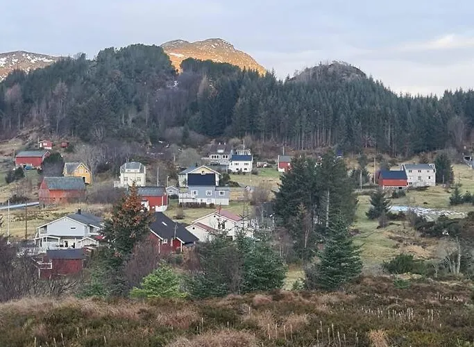 Koselig Hus Med Hage I Heroy Pa Sunnmore. Дом отдыха *