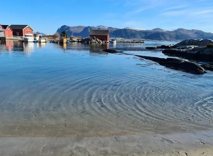 Koselig Hus Med Hage I Heroy Pa Sunnmore. Royra