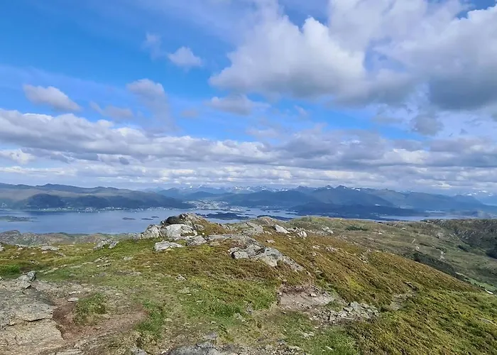 Koselig Hus Med Hage I Heroy Pa Sunnmore. Дом отдыха