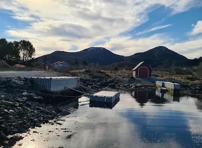 Koselig Hus Med Hage I Heroy Pa Sunnmore. Дом отдыха Royra